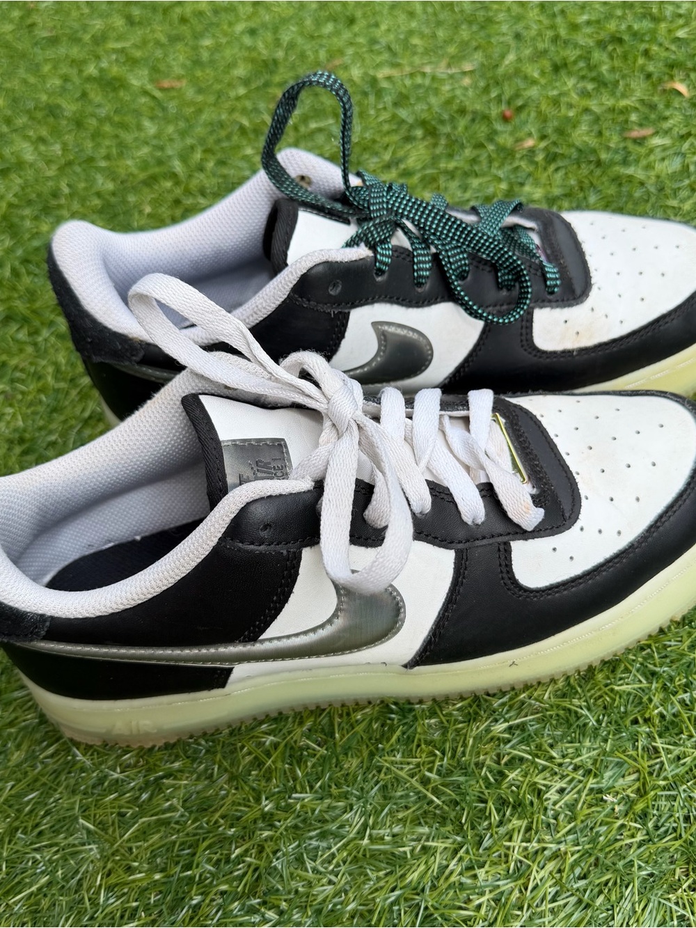 Nike Low-Top Air Force 1 Sneakers in Black, White & Silver